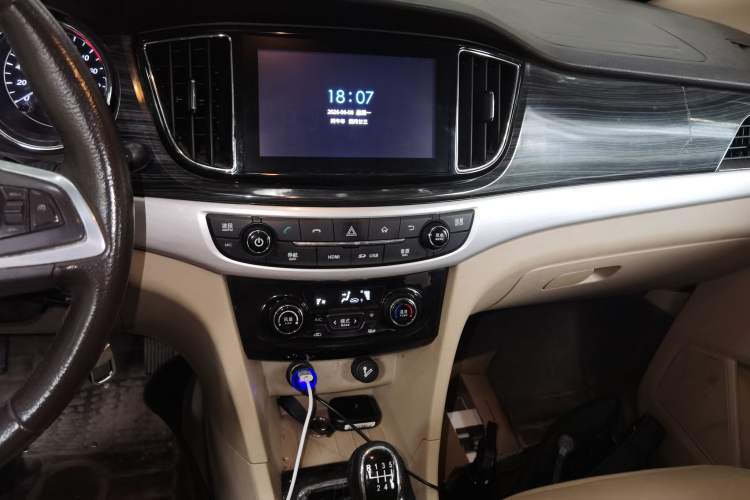 Used Baojun 730 2016 1.5T Manual Luxury Edition 7 Seats Audio And AC Panel