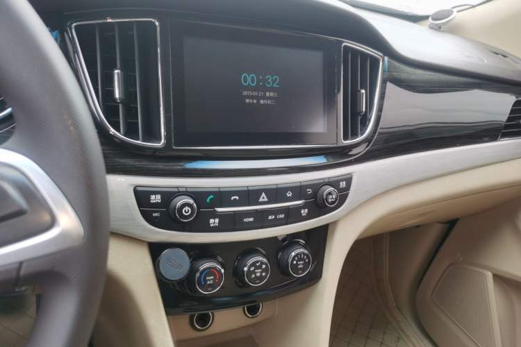 Used Baojun 730 2016 1.5T Manual Comfort Version 7 Seats Audio And AC Panel