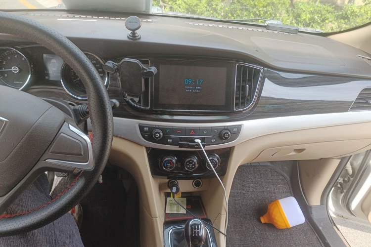Used Baojun 730 2016 1.8L Manual Comfort Version 7 Seats Audio And AC Panel