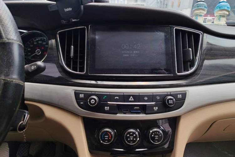 Used Baojun 730 2016 1.5T Manual Comfort Version 7 Seats Audio And AC Panel
