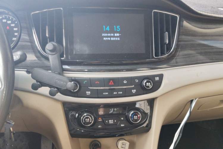 Used Baojun 730 2016 1.8L iAMT Luxury Model 7 Seats Audio And AC Panel