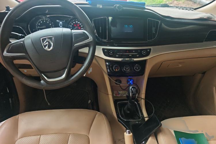 Used Baojun 730 2016 1.5T Manual Comfort Version 7 Seats Center Console