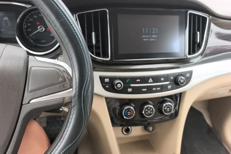 Used Baojun 730 2016 1.5L Manual Comfort Version 7 Seats China V Emission Standard Center Console
