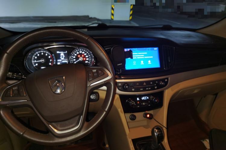 Used Baojun 730 2016 1.5T Manual Luxury Edition 7 Seats Center Console
