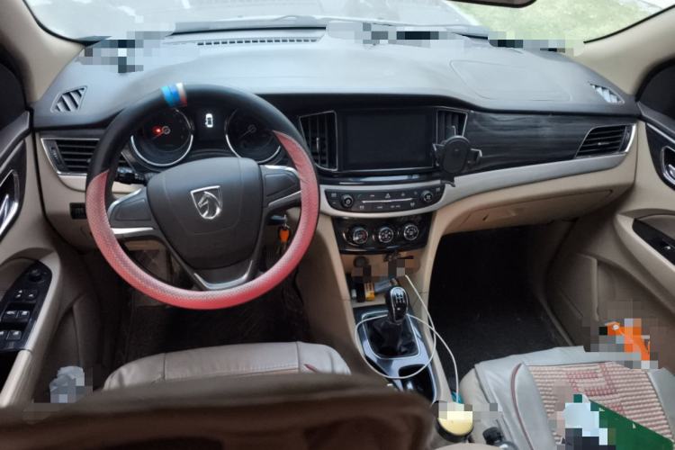 Used Baojun 730 2016 1.5L Manual Comfort Version 7 Seats China V Emission Standard Center Console