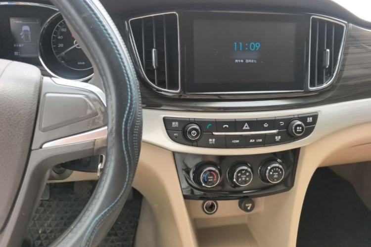 Used Baojun 730 2016 1.5L Manual Comfort Version 7 Seats China V Emission Standard Center Console