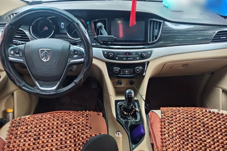 Used Baojun 730 2016 1.5T Manual Luxury Edition 7 Seats Center Console