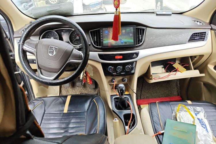 Used Baojun 730 2016 1.5L Manual Standard Version 7 Seats Center Console