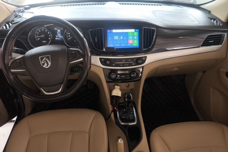 Used Baojun 730 2016 1.8L iAMT Luxury Model 7 Seats Center Console