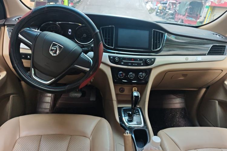 Used Baojun 730 2016 1.8L iAMT Comfort Version 7 Seats Center Console