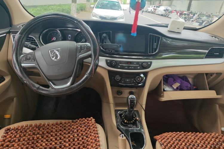 Used Baojun 730 2016 1.5T Manual Luxury Edition 7 Seats Center Console