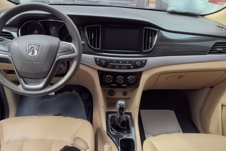 Used Baojun 730 2016 1.5L Manual Comfort Version 7 Seats China V Emission Standard Center Console
