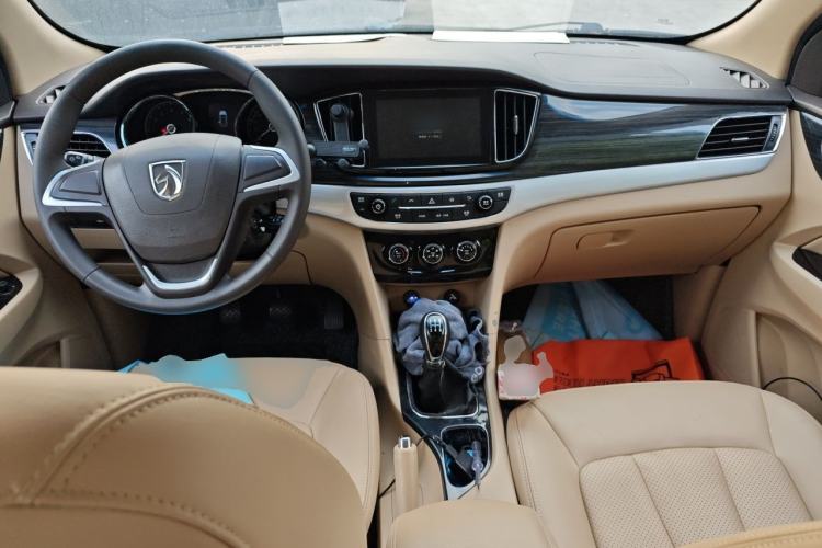 Used Baojun 730 2016 1.5L Manual Comfort Version 7 Seats China V Emission Standard Center Console