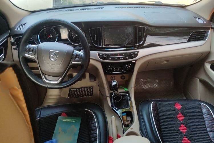 Used Baojun 730 2016 1.8L Manual Luxury Edition 7 Seats Center Console
