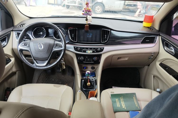 Used Baojun 730 2016 1.5L Manual Luxury Edition 7 Seats Center Console
