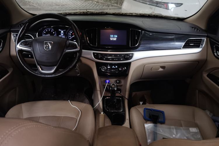 Used Baojun 730 2016 1.5T Manual Luxury Edition 7 Seats Center Console