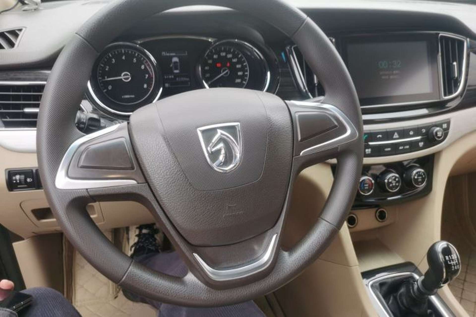 Used Baojun 730 2016 1.5T Manual Comfort Version 7 Seats Center Console