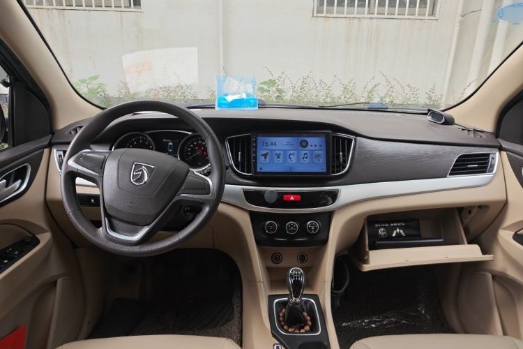 Used Baojun 730 2016 Revised 1.5L Manual Standard Version 7 Seats China V Emission Standard Center Console