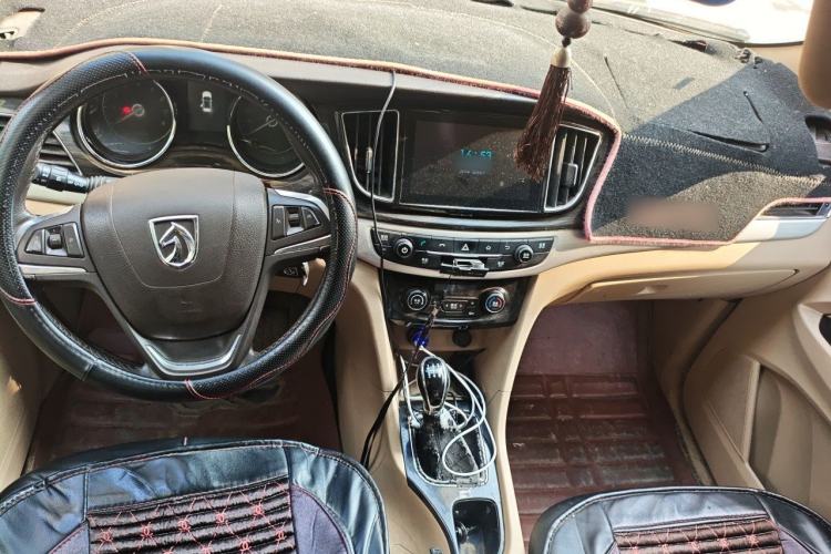 Used Baojun 730 2016 1.5L Manual Luxury Edition 7 Seats Center Console