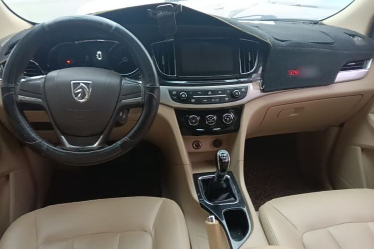 Used Baojun 730 2016 1.5L Manual Comfort Version 7 Seats China V Emission Standard Center Console
