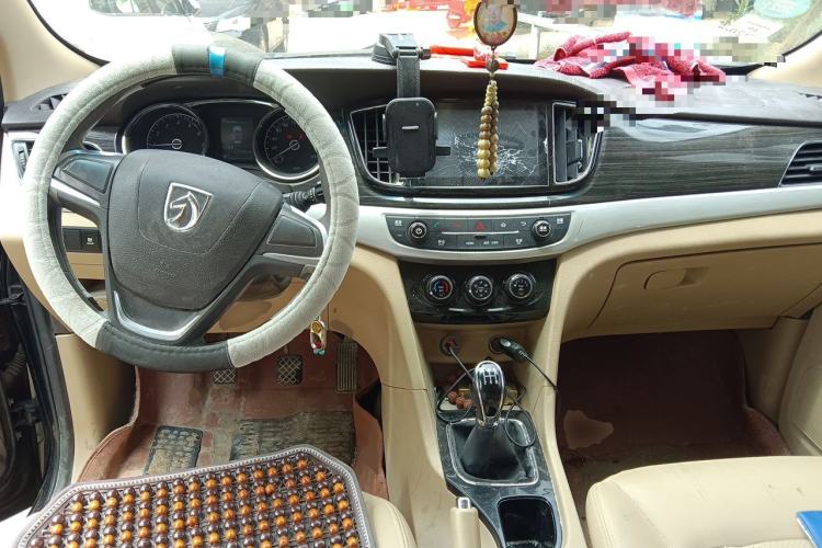 Used Baojun 730 2016 1.5L Manual Comfort Version 7 Seats China V Emission Standard Center Console