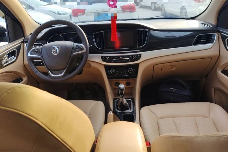 Used Baojun 730 2016 1.5L Manual Luxury Edition 7 Seats Center Console