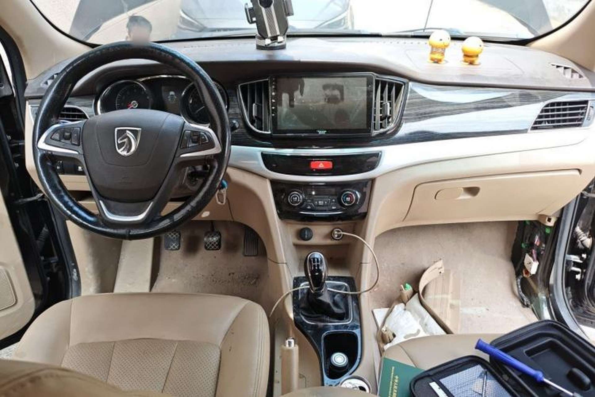 Used Baojun 730 2016 1.8L Manual Luxury Edition 7 Seats Center Console