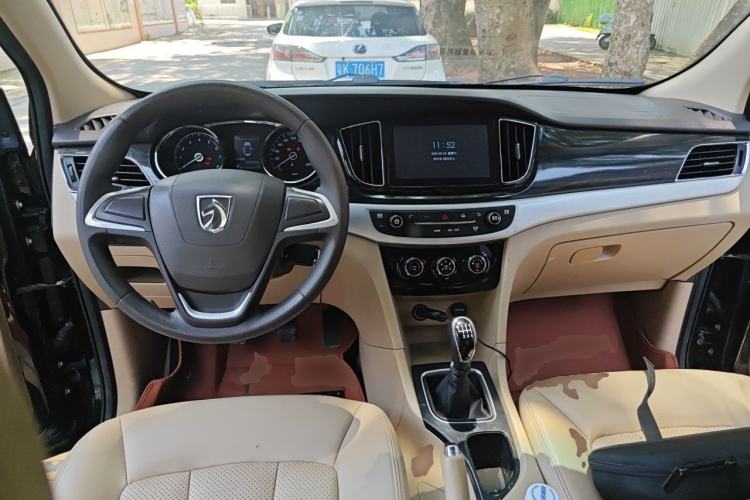 Used Baojun 730 2016 1.5T Manual Comfort Version 7 Seats Center Console