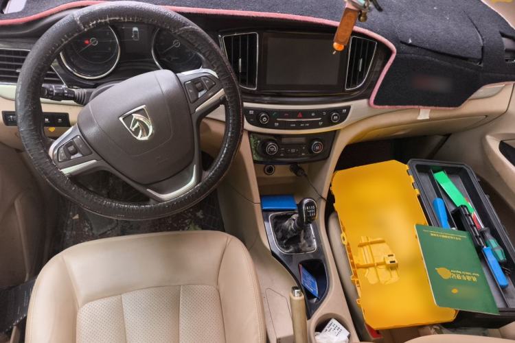 Used Baojun 730 2016 1.5L Manual Luxury Edition 7 Seats Center Console