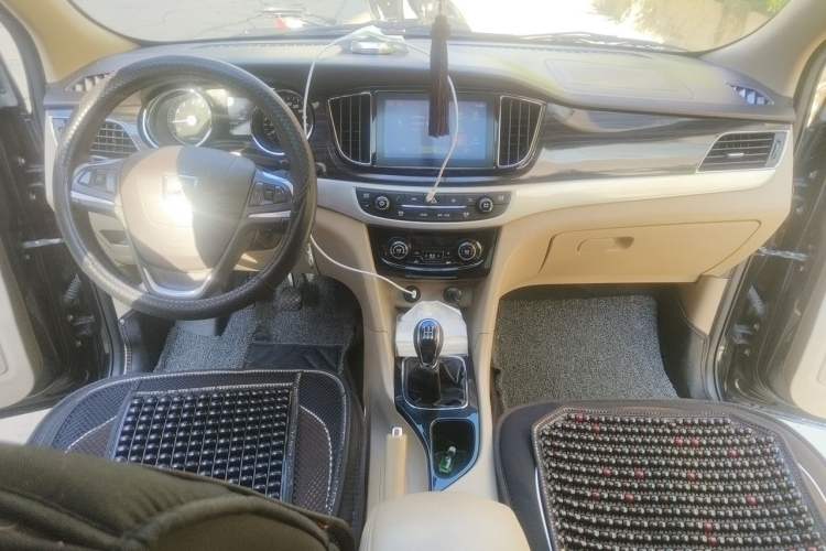 Used Baojun 730 2016 1.8L Manual Luxury Edition 7 Seats Center Console