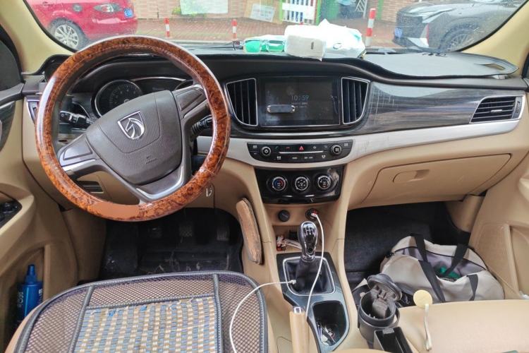 Used Baojun 730 2016 1.5L Manual Comfort Version 7 Seats China V Emission Standard Center Console