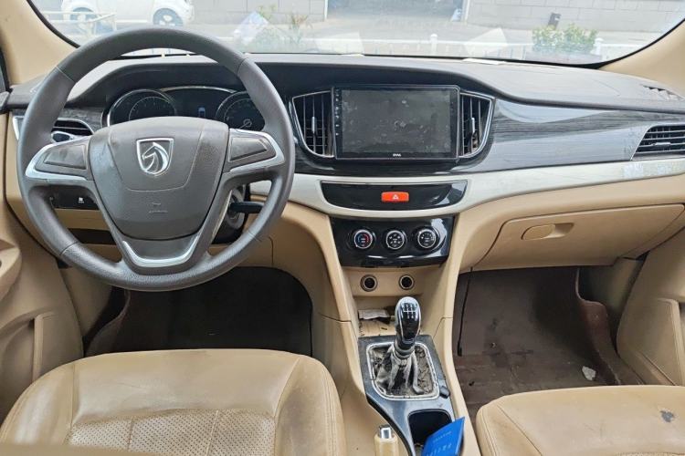 Used Baojun 730 2016 1.5L Manual Comfort Version 7 Seats China V Emission Standard Center Console