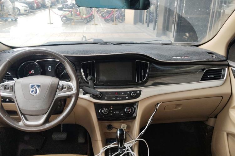 Used Baojun 730 2016 1.8L iAMT Luxury Model 7 Seats Center Console