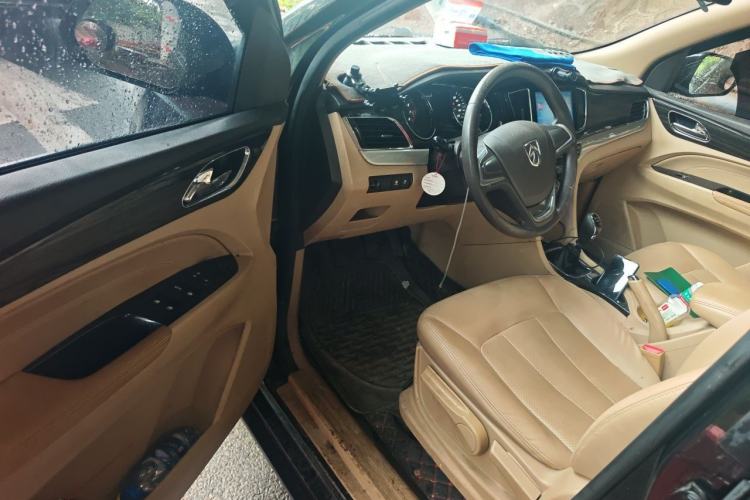 Used Baojun 730 2016 1.5T Manual Comfort Version 7 Seats Driver Seat