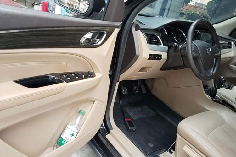 Used Baojun 730 2016 1.5T Manual Comfort Version 7 Seats Driver Seat