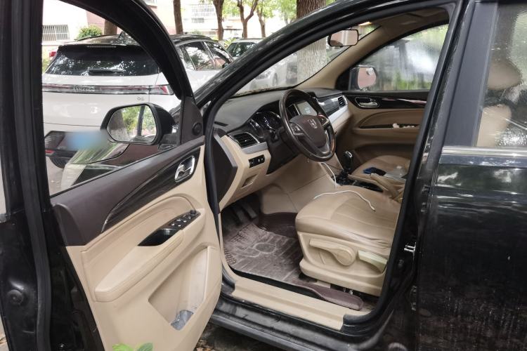 Used Baojun 730 2016 1.5T Manual Luxury Edition 7 Seats Driver Seat