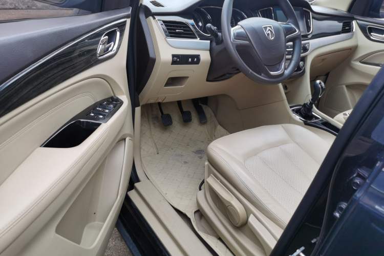 Used Baojun 730 2016 1.5T Manual Comfort Version 7 Seats Driver Seat