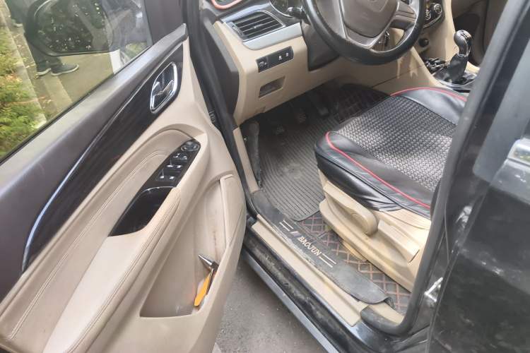 Used Baojun 730 2016 1.5L Manual Comfort Version 7 Seats China V Emission Standard Driver Seat