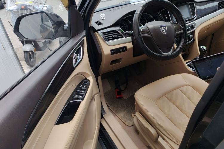 Used Baojun 730 2016 1.5T Manual Comfort Version 7 Seats Driver Seat