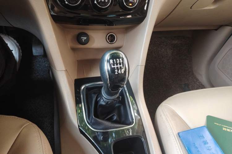 Used Baojun 730 2016 1.5T Manual Standard Version 7 Seats Gear Lever