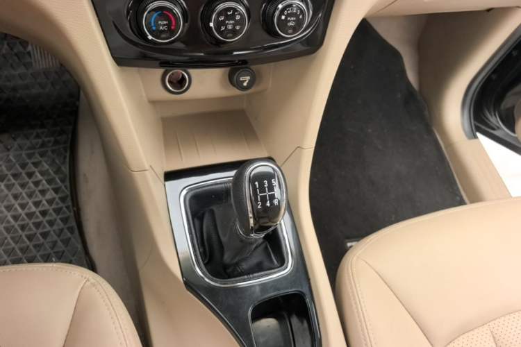 Used Baojun 730 2016 1.5L Manual Comfort Version 7 Seats China V Emission Standard Gear Lever