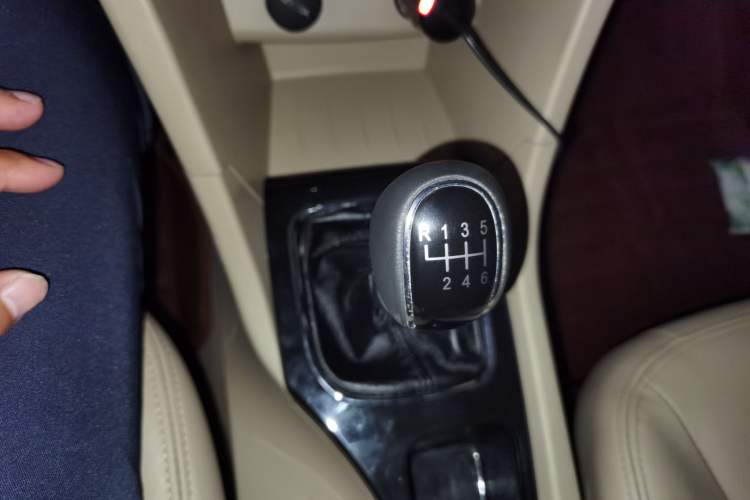 Used Baojun 730 2016 1.5T Manual Luxury Edition 7 Seats Gear Lever