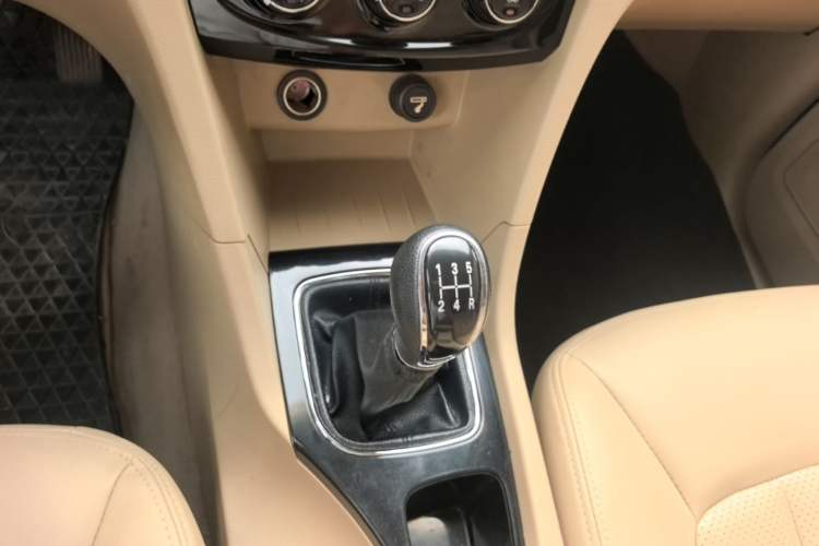 Used Baojun 730 2016 1.5L Manual Comfort Version 7 Seats China V Emission Standard Gear Lever