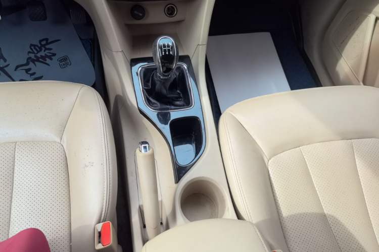 Used Baojun 730 2016 1.5L Manual Comfort Version 7 Seats China V Emission Standard Gear Lever