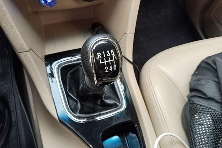Used Baojun 730 2016 1.5T Manual Comfort Version 7 Seats Gear Lever