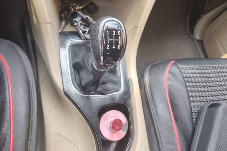 Used Baojun 730 2016 1.5L Manual Comfort Version 7 Seats China V Emission Standard Gear Lever