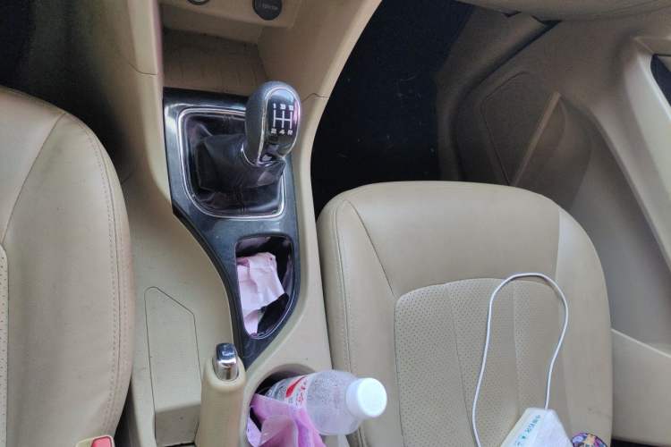 Used Baojun 730 2016 1.5L Manual Comfort Version 7 Seats China V Emission Standard Gear Lever