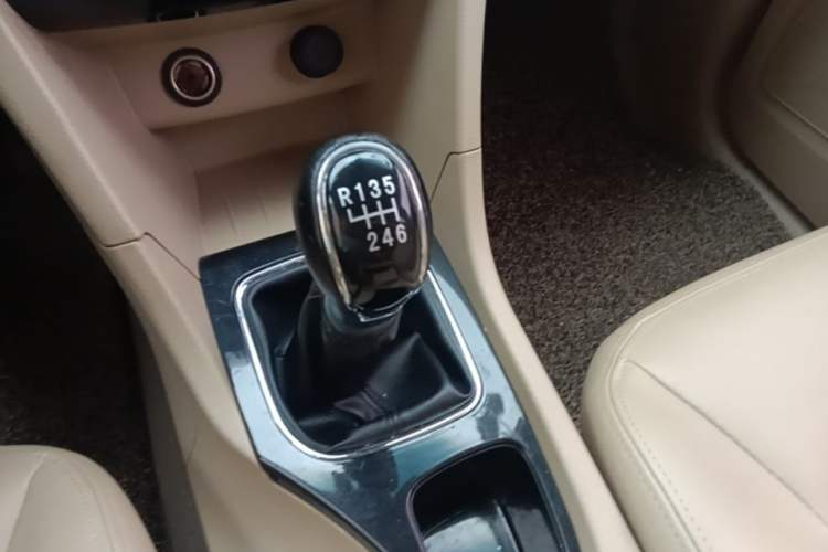 Used Baojun 730 2016 1.5L Manual Comfort Version 7 Seats China V Emission Standard Gear Lever