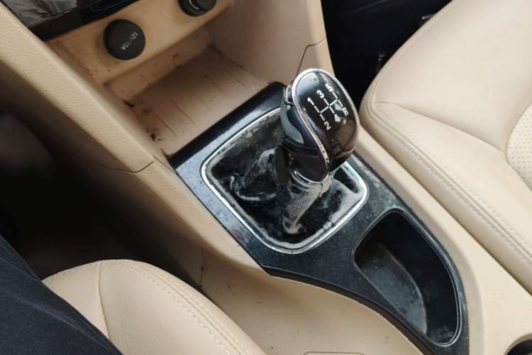 Used Baojun 730 2016 1.5L Manual Luxury Edition 7 Seats Gear Lever