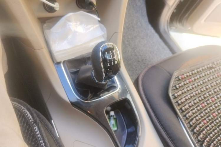 Used Baojun 730 2016 1.8L Manual Luxury Edition 7 Seats Gear Lever